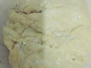 1、果蔬披萨,揉面大家都会就不做介绍了，（鸡蛋和面）只要做成披萨底就好了，然后用叉子叉很多小洞洞，这个忘记拍照了