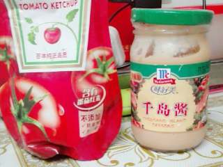 4、果蔬披萨,披萨皮上涂满千岛酱，在再刷上一层番茄酱