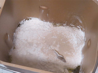 1、货真料足媲美必胜客的【海陆至尊披萨】,首先制做面饼面团。我是头天晚上揉好面,将方子里的面饼材料混合放入面包机桶内