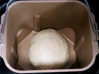 2、货真料足媲美必胜客的【海陆至尊披萨】,选择和面程序,面团揉至表面光滑