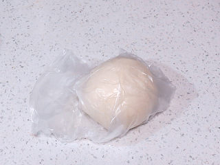 4、货真料足媲美必胜客的【海陆至尊披萨】,面团放进保鲜袋中,存放冰箱冷藏室发酵