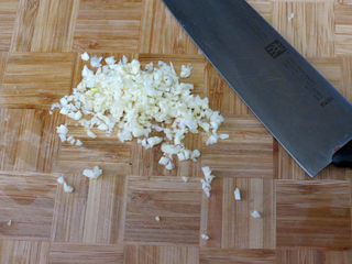 5、货真料足媲美必胜客的【海陆至尊披萨】,这时可以制做披萨酱。蒜切成末