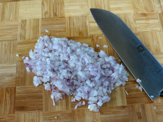 6、货真料足媲美必胜客的【海陆至尊披萨】,洋葱切成小丁