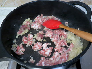 10、货真料足媲美必胜客的【海陆至尊披萨】,放入肉糜,迅速划散