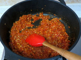 13、货真料足媲美必胜客的【海陆至尊披萨】,煮至汤汁浓稠,成酱的状态,加入盐、糖等调味出锅备用