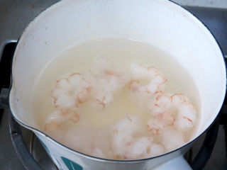 14、货真料足媲美必胜客的【海陆至尊披萨】,虾仁提前放水稍煮一下,捞出备用