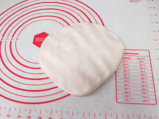 16、货真料足媲美必胜客的【海陆至尊披萨】,面团排气