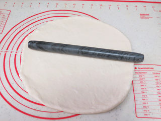 17、货真料足媲美必胜客的【海陆至尊披萨】,擀成大小差不多可以放入28*28不沾方烤盘的圆型,而且周边稍厚的面饼