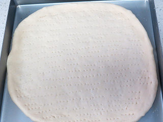 19、货真料足媲美必胜客的【海陆至尊披萨】,用叉子在面饼上扎一些小孔