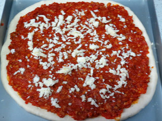 21、货真料足媲美必胜客的【海陆至尊披萨】,撒一层芝士碎