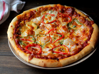 25、货真料足媲美必胜客的【海陆至尊披萨】,出炉