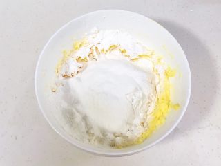 6、猕猴桃造型饼干,筛入低筋面粉。