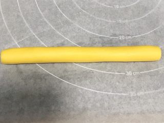9、猕猴桃造型饼干,把原色面团揉成长圆柱状，长约18厘米。