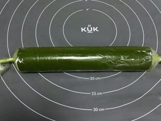 11、猕猴桃造型饼干,卷起来，一定要卷紧了，回来滚圆几下。（卷的时候有点开裂是正常，之后在滚几下整形就不会了）