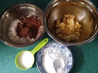 1、巧克力曲奇,准备好食材食材，黄油提前软化到位