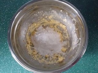 2、巧克力曲奇,黄油打至顺滑后加入糖粉