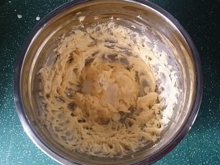 3、巧克力曲奇,打至蓬松变白再分次加入淡奶油