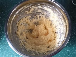 4、巧克力曲奇,直至全部加完近似奶油状