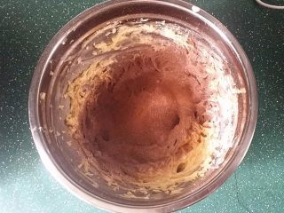 5、巧克力曲奇,筛入可可粉和低筋面粉