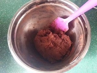 6、巧克力曲奇,用刮刀拌至无干粉