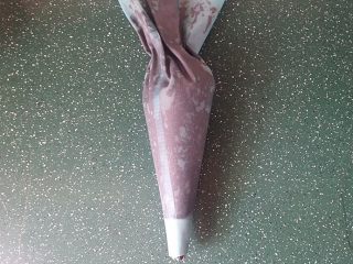 7、巧克力曲奇,取适量装入带有裱花嘴的裱花袋中