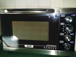 9、巧克力曲奇,送入预热好的烤箱中层：上火175度，下火160度