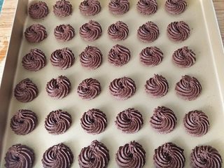 11、巧克力曲奇,取出烤盘将曲奇移至烤网晾凉