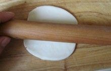 15、层层酥脆的极致诱惑---栗香梅花酥 ,将制作好的面团擀成圆形