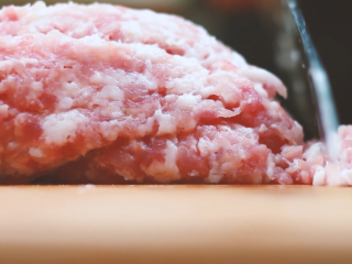 4、和风饺子,五花肉去皮,剁成肉末。