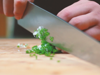 6、和风饺子,切葱花。