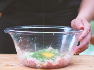 7、和风饺子,打一个鸡蛋进去,加盐、生抽调味,搅拌均匀。