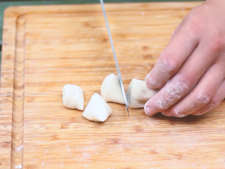 8、和风饺子,将面团揉成长条,切成小段,压成面皮。