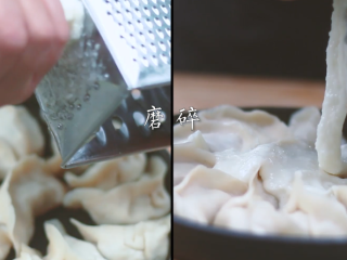 11、和风饺子,将山药去皮,磨碎淋在饺子上。