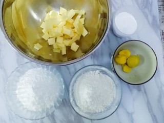 1、玛格丽特饼干,准备好原材料