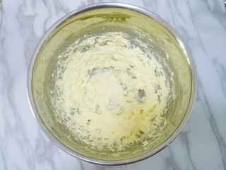 8、玛格丽特饼干,用打蛋器打发均匀，体积慢慢稍微膨大，颜色变浅，呈蓬松状态