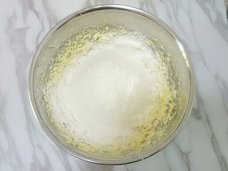 11、玛格丽特饼干,筛入混合好的低筋面粉和玉米淀粉