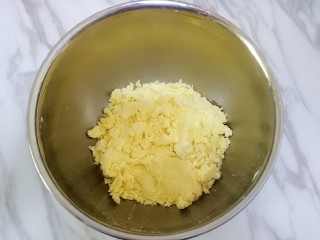 12、玛格丽特饼干,用刮刀翻拌至无干粉