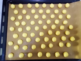 16、玛格丽特饼干,冷藏好的面团分成小剂子，揉成小球，如果揉不成圆球，就在手心握几秒，用手新的温度融化黄油，就容易成团了