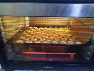 18、玛格丽特饼干,烤箱预热好，放入烤箱160度15分钟，边缘稍微发黄即可
