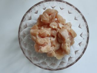 3、鸡肉蔬菜披萨,趁着面团在发酵，来做馅料，鸡胸肉洗净切丁