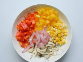 6、鸡肉蔬菜披萨,把准备好的蔬菜放入一个大盘子里，蒸汽烤箱先预热，选择纯蒸功能温度115度预热5分钟后