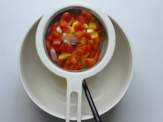 8、鸡肉蔬菜披萨,蒸好的蔬菜拿出来，滤掉全部的水份，这样做出来的成品才不会水水的，弄好放一边待即可