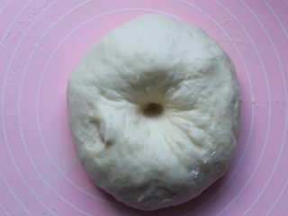 9、鸡肉蔬菜披萨,待面团发酵至2倍大时，用手指戳个洞，洞不回缩不塌即可