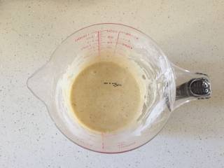 6、自制风味炸鸡,加95g到牛奶鸡蛋中拌匀