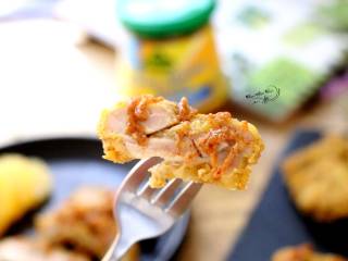 11、自制风味炸鸡,吃的时候配调味料，番茄酱、芥末酱什么的都可以，直接整块或者切片都可以