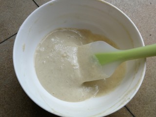 4、香蕉溶豆,用刮刀拌匀