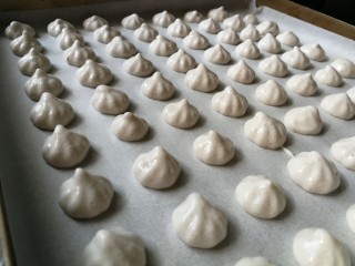 8、香蕉溶豆,裱花袋装好裱花嘴，将面糊全部装入裱花袋，烤盘预先垫油纸，然后依次在烤盘上挤出溶豆花形