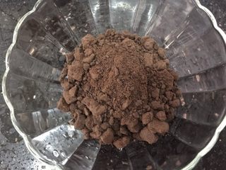 3、奥利奥紫薯奶热饮,准备好奥利奥饼干碎