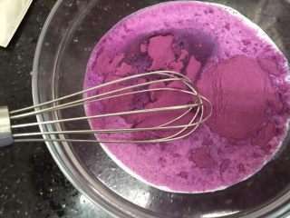 7、奥利奥紫薯奶热饮,用手动打蛋器搅拌均匀