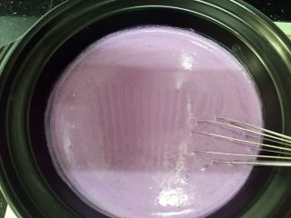 11、奥利奥紫薯奶热饮,一边煮一边搅拌